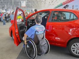 Deficientes físicos possuem direito ao desconto na compra de um carro OKM